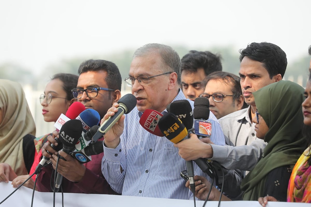 আন্তর্জাতিক দুর্নীতিবিরোধী দিবস উপলক্ষে আয়োজিত মানববন্ধনে বক্তব্য দেন টিআইবির নির্বাহী পরিচালক ইফতেখারুজ্জামান। মানিক মিয়া অ্যাভিনিউ, ঢাকা, ৮ ডিসেম্বর ২০২৪