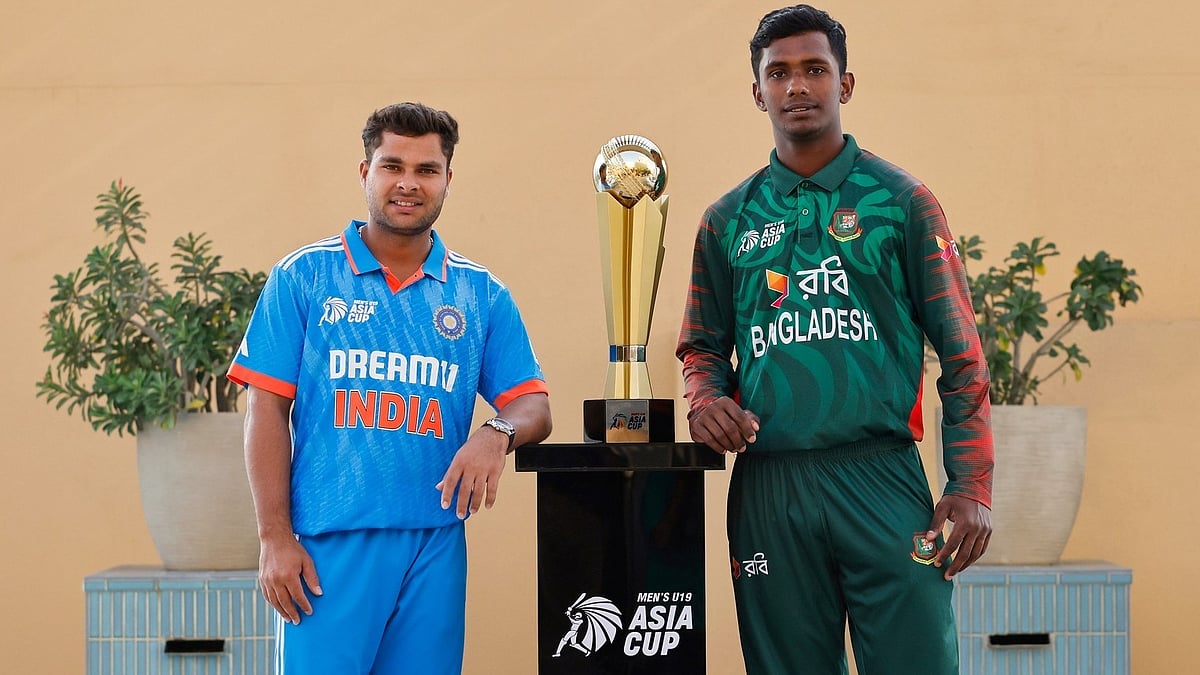 অনূর্ধ্ব–১৯ এশিয়া কাপ ফাইনালের আগে ট্রফির সঙ্গে ফটোসেশনে দুই দলের অধিনায়ক