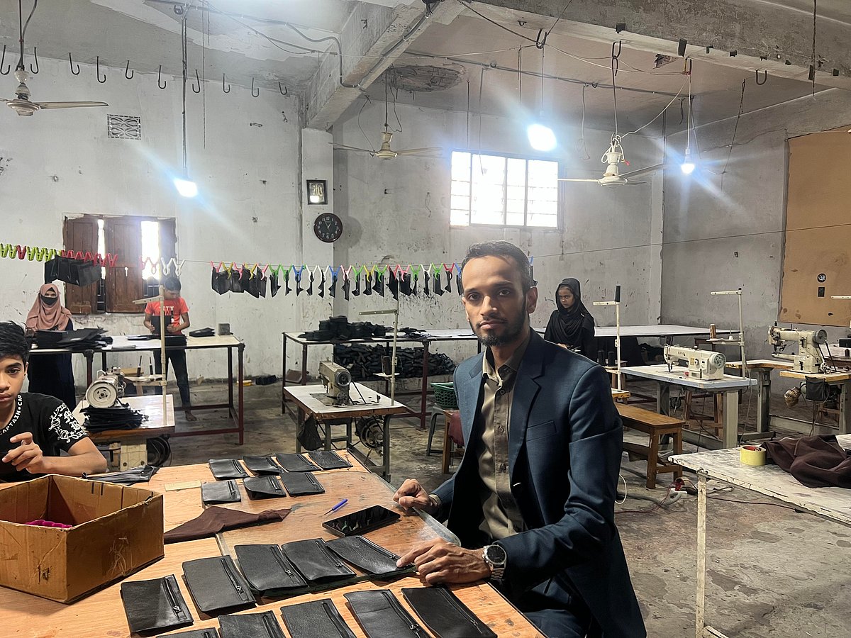 হাজারীবাগে নিজের কারখানায় কাজি মিনহার মহসিন উদ্দিন