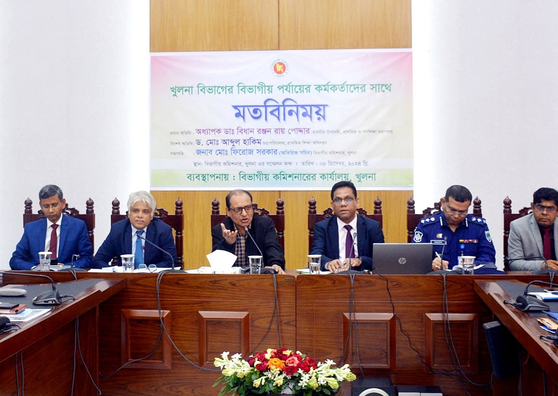 খুলনা বিভাগীয় কমিশনার কার্যালয়ের সম্মেলনকক্ষে রোববার মতবিনিময় সভায় প্রধান অতিথির বক্তব্য দেন প্রাথমিক ও গণশিক্ষা মন্ত্রণালয়ের উপদেষ্টা অধ্যাপক বিধান রঞ্জন রায় পোদ্দার