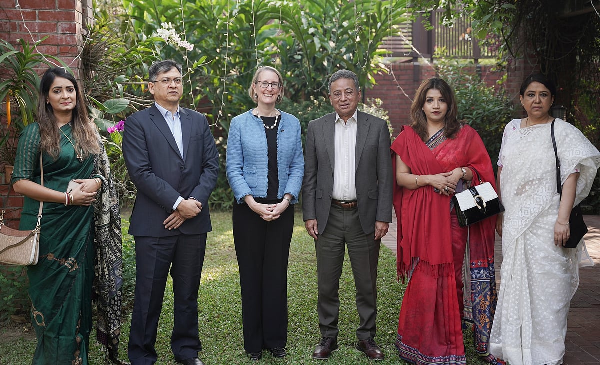 বিএনপির প্রতিনিধিদলের সঙ্গে ঢাকায় নিযুক্ত যুক্তরাজ্যের হাইকমিশনার সারাহ কুক