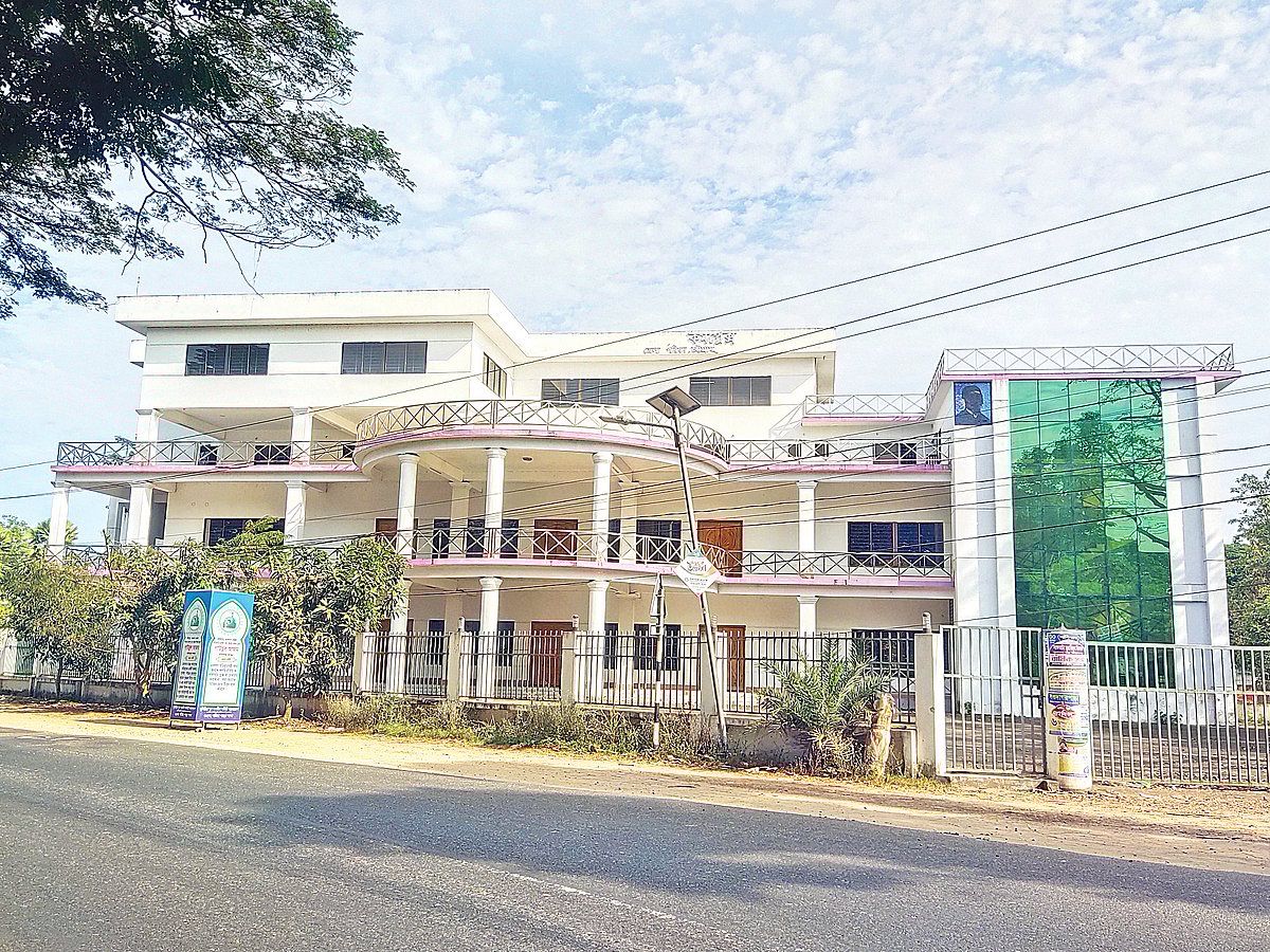 চট্টগ্রামের রাউজানে সাড়ে ৭ কোটি টাকার সরকারি ভবন নির্মাণ শুরু হওয়ার ১১ বছরেও চালু হয়নি। সম্প্রতি নোয়াপাড়া কলেজ এলাকায়