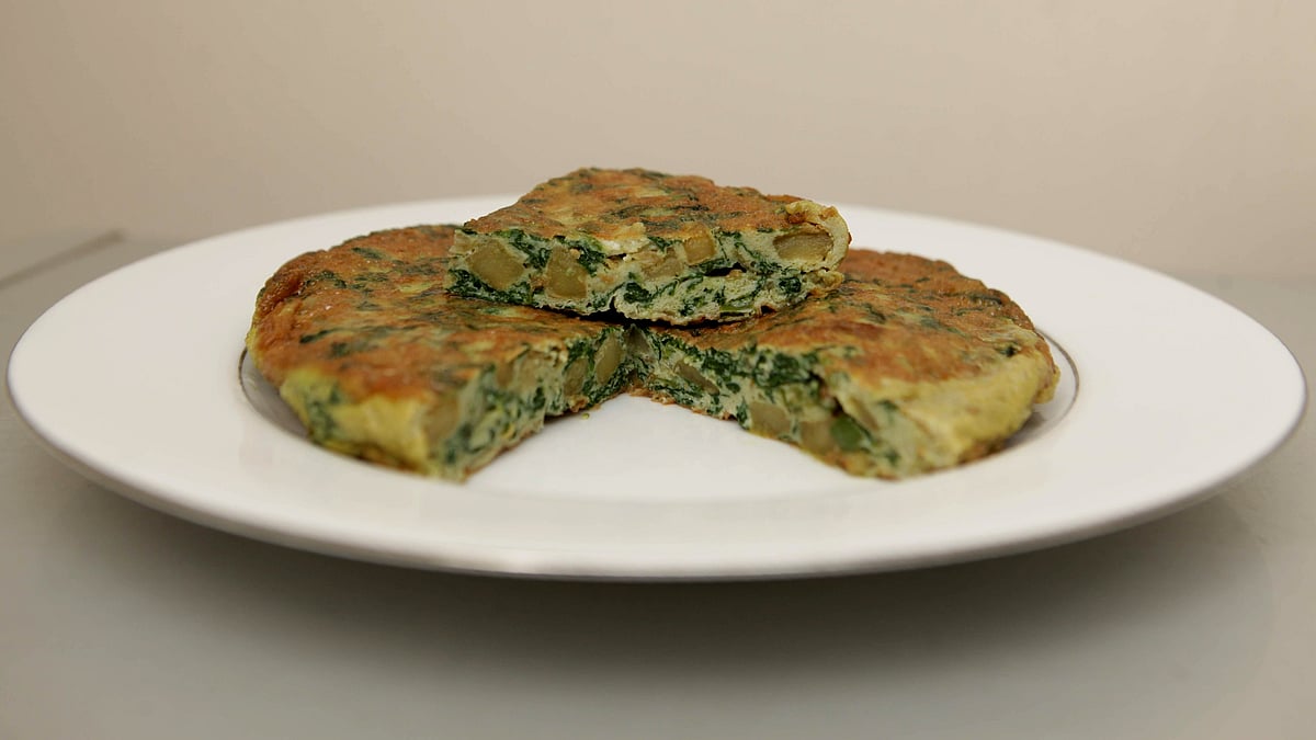 আলু–পালংয়ের অমলেট