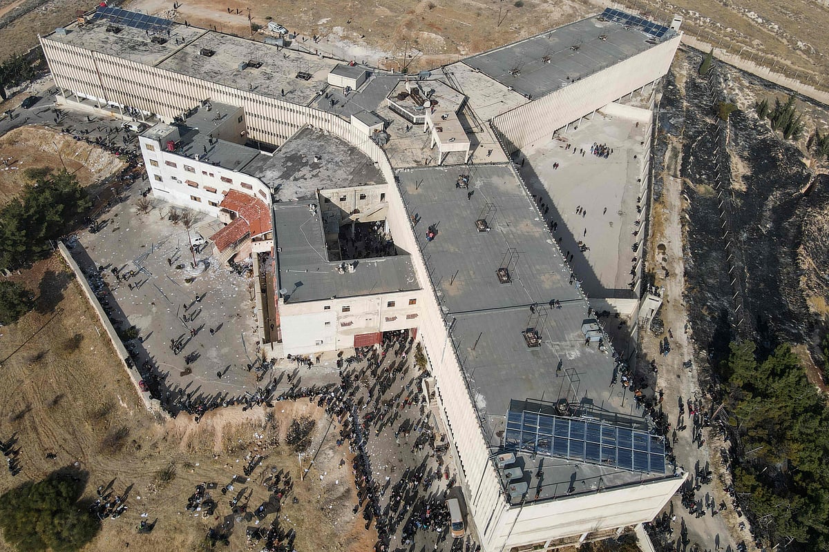 সাইদনায়া কারাগার প্রাঙ্গণে জড়ো হয়েছেন বন্দীদের স্বজনেরা। দামেস্ক, ৯ ডিসেম্বর