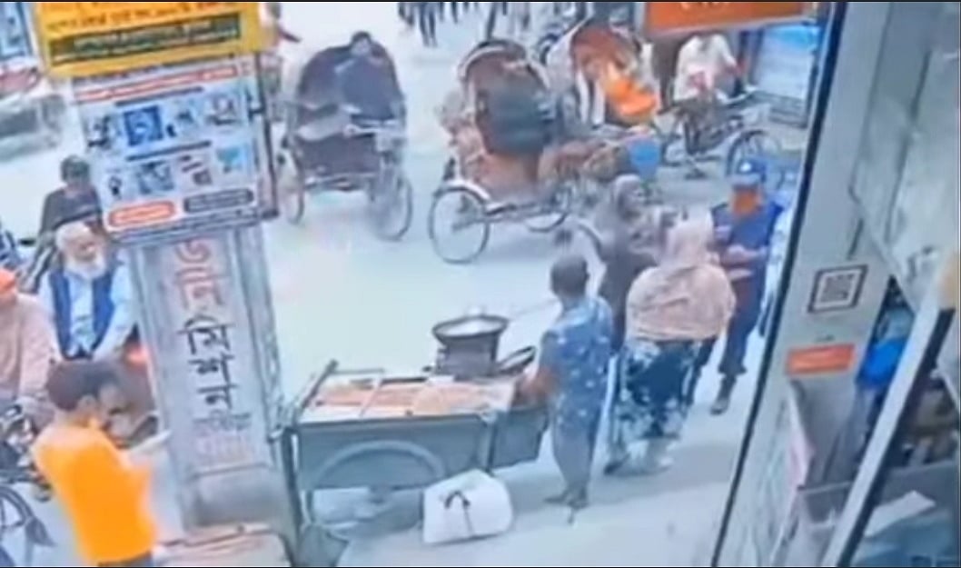 কর্তব্যরত ট্রাফিক পুলিশ সদস্যকে জুতা দিয়ে পেটাচ্ছেন দুই নারী। আজ সোমবার সকালে কুষ্টিয়া শহরের কোর্টস্টেশন রেলগেট এলাকায়