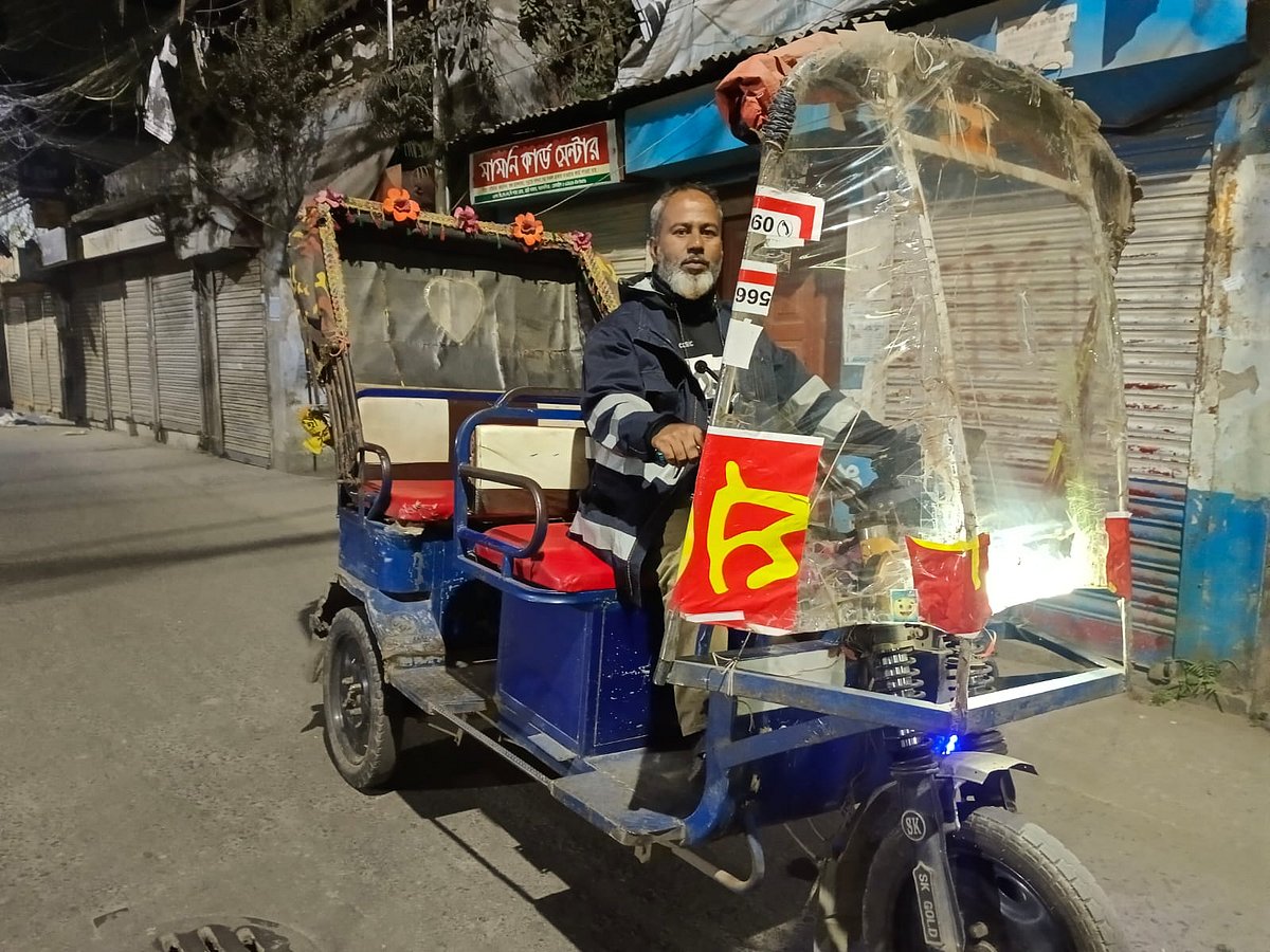 সংসার চালাতে গান গাওয়া ও নাটকে অভিনয়ের পাশাপাশি রাতে রিকশা চালান আজাদ মিয়া। ময়মনসিংহ নগরের দুর্গাবাড়ি রোড এলাকায়।