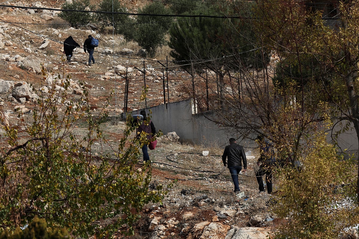 বিদ্রোহীরা রাজধানী দামেস্ক দখল করেছে। পালিয়ে গেছেন প্রেসিডেন্ট  বাশার আল–আসাদ। এ খবর শোনার পর সিরিয়া থেকে পালিয়ে লেবাননে আশ্রয় নেওয়া সিরীয়রা নিজ দেশে প্রবেশ করতে সীমান্ত পার হচ্ছেন। ৮ ডিসেম্বর, ২০২৪