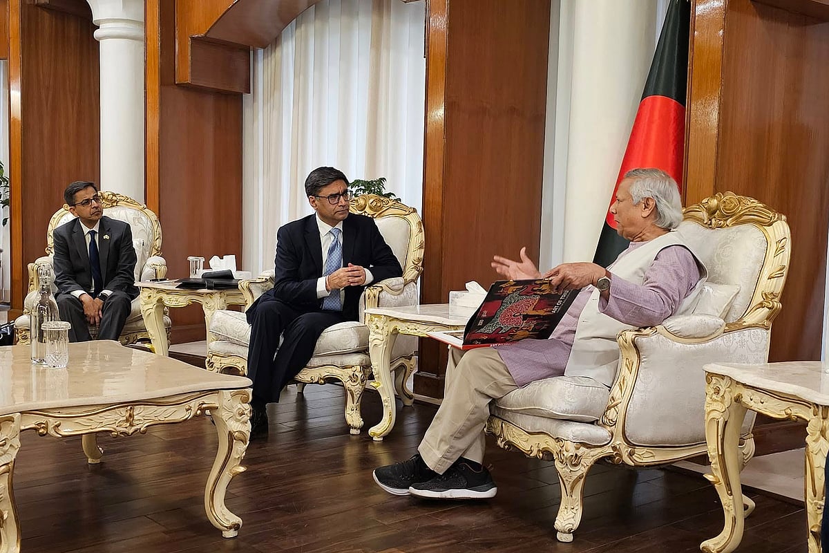 অন্তর্বর্তী সরকারের প্রধান উপদেষ্টা ড. মুহাম্মদ ইউনূসের সঙ্গে সৌজন্য সাক্ষাৎ করেছেন ভারতের পররাষ্ট্রসচিব বিক্রম মিশ্রি। এ সময় ঢাকায় নিযুক্ত ভারতের হাইকমিশনার প্রণয় ভার্মা (বাঁয়ে) উপস্থিত ছিলেন। গতকাল বিকেলে রাষ্ট্রীয় অতিথি ভবন যমুনায়