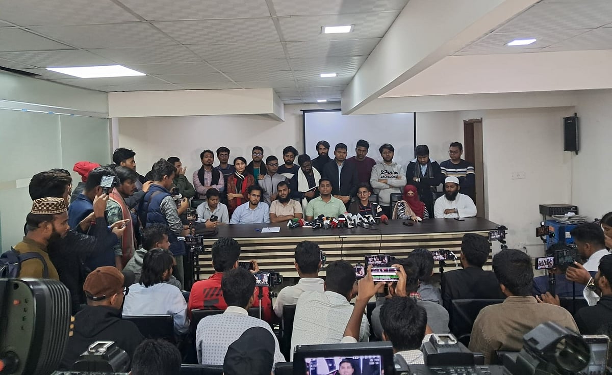 বৈষম্যবিরোধী ছাত্র আন্দোলনের আহ্বায়ক হাসনাত আবদুল্লাহ আজ সোমবার সন্ধ্যায় রাজধানীর বাংলামোটরে সংগঠনের কেন্দ্রীয় কার্যালয়ে জরুরি সংবাদ সম্মেলনে বক্তব্য দেন