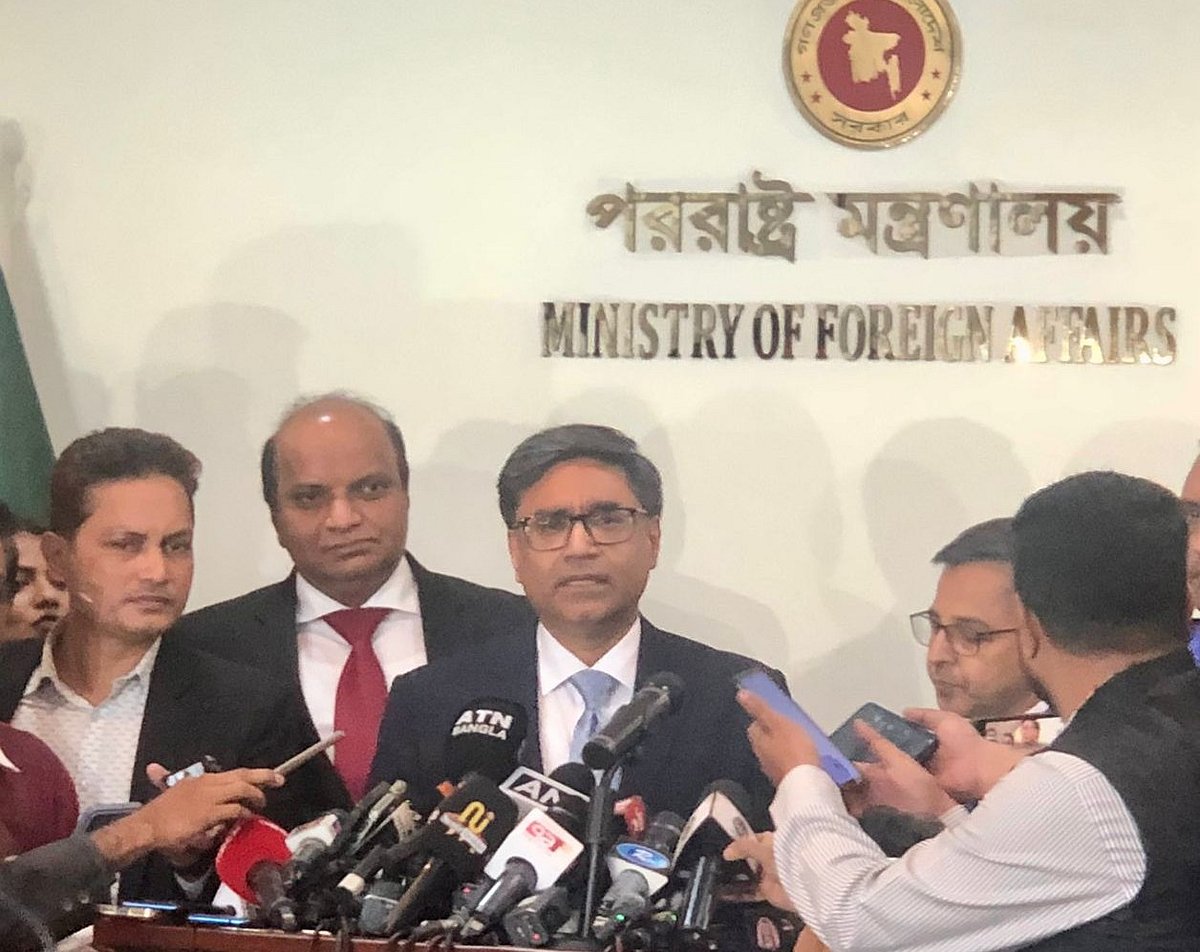 ভারতের পররাষ্ট্রসচিব বিক্রম মিশ্রি সাংবাদিকদের সঙ্গে কথা বলেন। ঢাকা, ৯ ডিসেম্বর