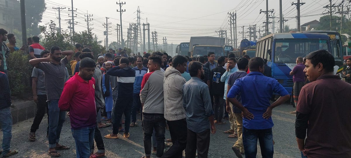 বকেয়া বেতনের দাবিতে ঢাকা-ময়মনসিংহ মহাসড়ক অবরোধ করে বিক্ষোভ করেছেন শ্রমিকেরা। সোমবার সকালে ময়মনসিংহের ভালুকা পৌরসভার কাঁঠালী এলাকায়