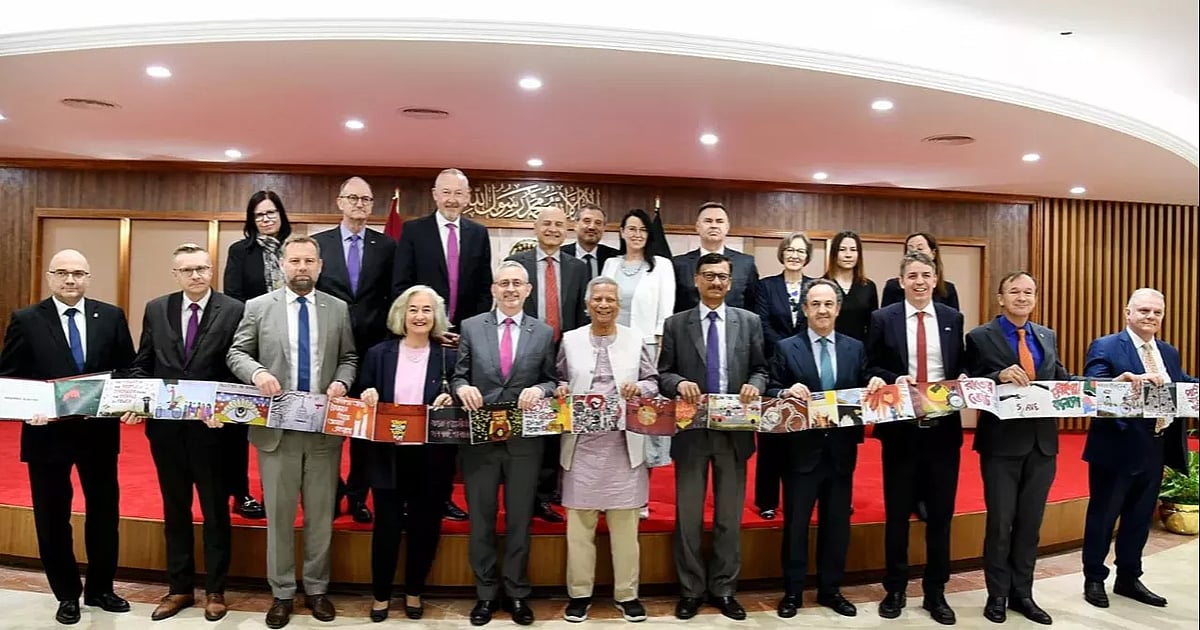 ইউরোপীয় ইউনিয়নভুক্ত দেশগুলোর কূটনীতিকদের সঙ্গে প্রধান উপদেষ্টা ড. মুহাম্মদ ইউনূস। আজ সোমবার তেজগাঁওয়ে প্রধান উপদেষ্টার কার্যালয়ে