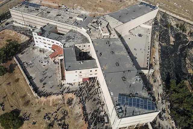 বাশার আল-আসাদের শাসনামলে বন্দী হওয়া ব্যক্তিদের স্বজনেরা সিরিয়ার কুখ্যাত সেদনায়া কারাগার প্রাঙ্গণে ভিড় করছেন। দামেস্ক, সিরিয়া, ৯ ডিসেম্বর ২০২৪