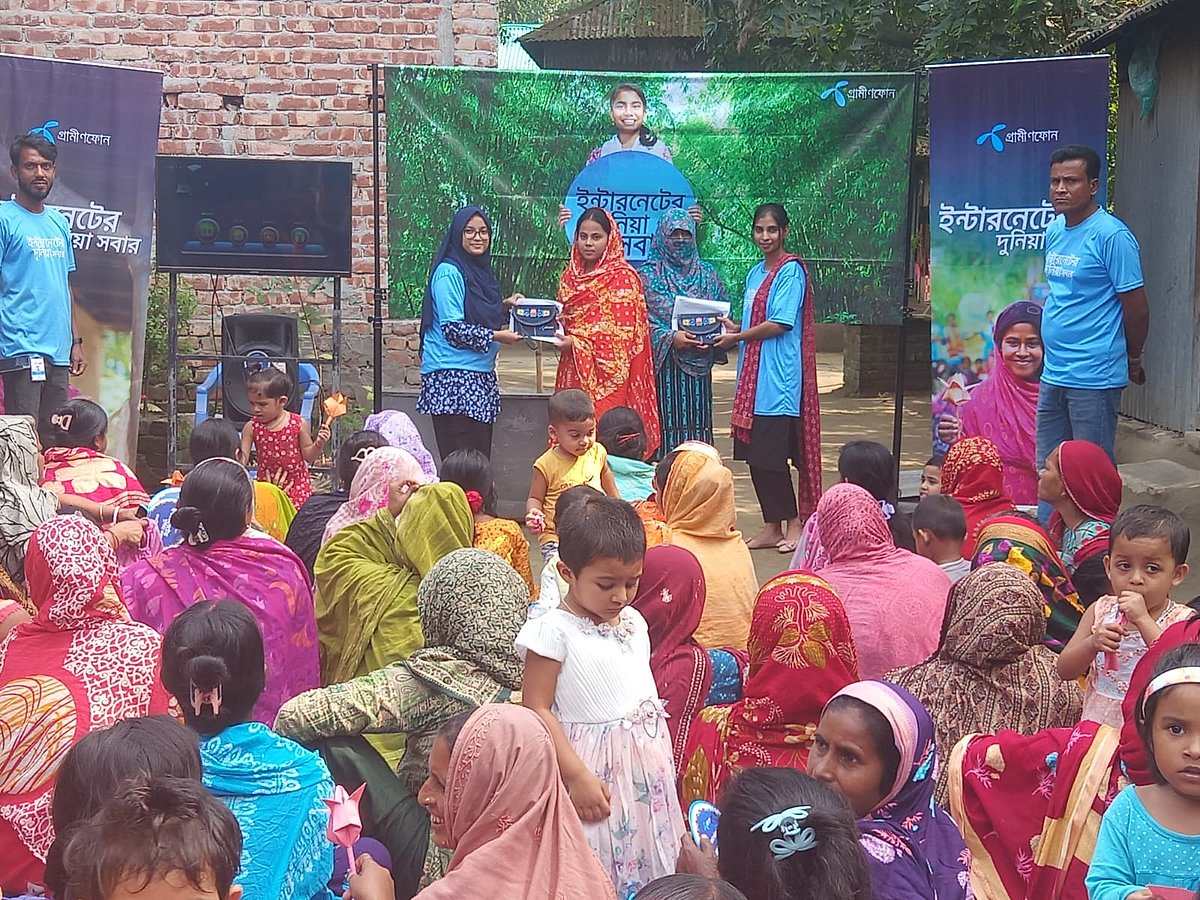 ঢাকার ২৮টি ইউনিয়নে অনুষ্ঠিত হয়েছে উঠান বৈঠক। ঢাকার ধামরাই উপজেলার গাঙ্গুটিয়া ইউনিয়নের বারবাড়িয়া গ্রামের উঠান বৈঠকের একটি চিত্র