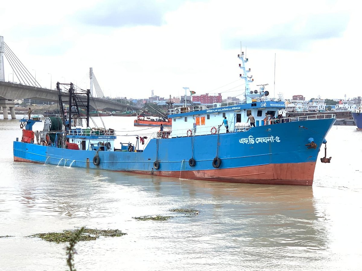 ভারতীয় কোস্টগার্ডের হাতে আটক হওয়া একটি ট্রলার