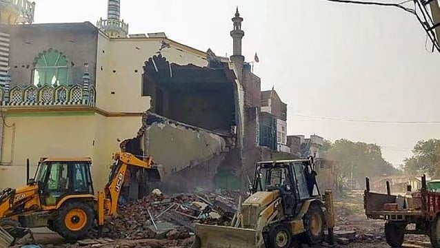 বুলডোজার দিয়ে ভেঙে ফেলা হচ্ছে নূরী জামে মসজিদের একাংশ। গতকাল মঙ্গলবার ভারতের উত্তর প্রদেশের ফতেহপুরে