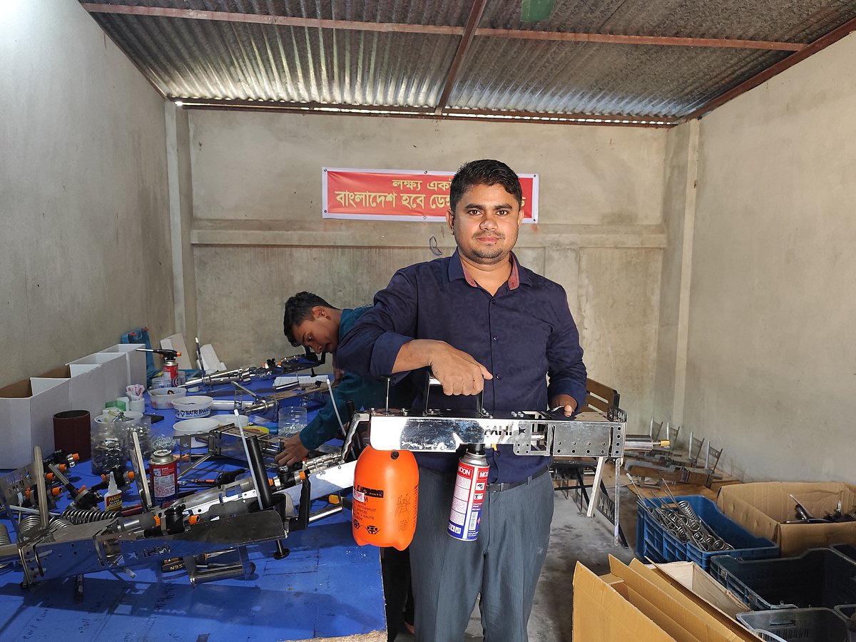 ফগার মেশিন তৈরির কারখানায় মাছুম বিল্লাহ মজুমদার। গত সোমবার কুমিল্লার চৌদ্দগ্রামের কনকাপৈত গ্রামে