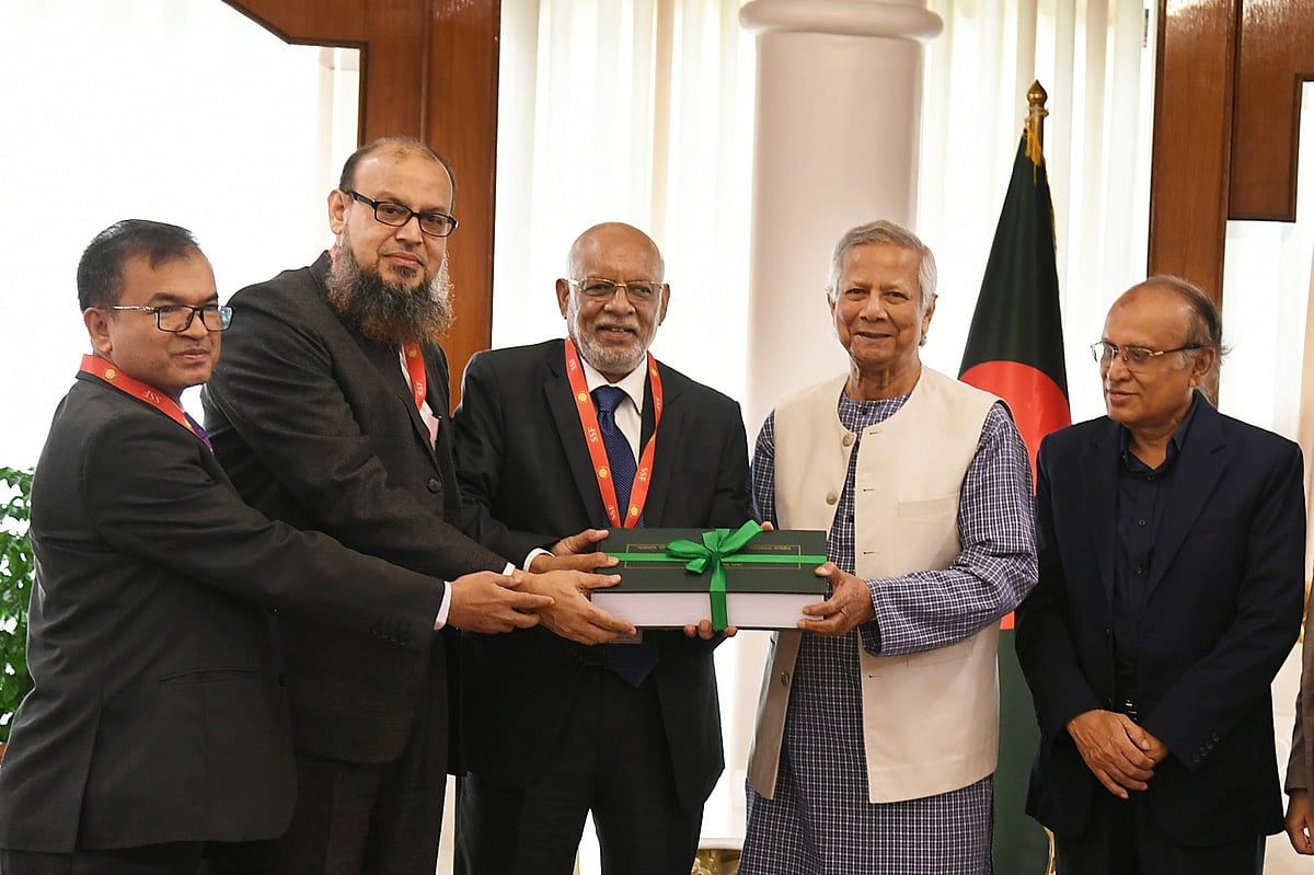 জনপ্রশাসনে পদোন্নতিবঞ্চিত অবসরপ্রাপ্ত কর্মকর্তাদের আবেদন পর্যালোচনা কমিটি আজ মঙ্গলবার তাদের প্রতিবেদন প্রধান উপদেষ্টা ড. মুহাম্মদ ইউনূসের কাছে জমা দিয়েছে