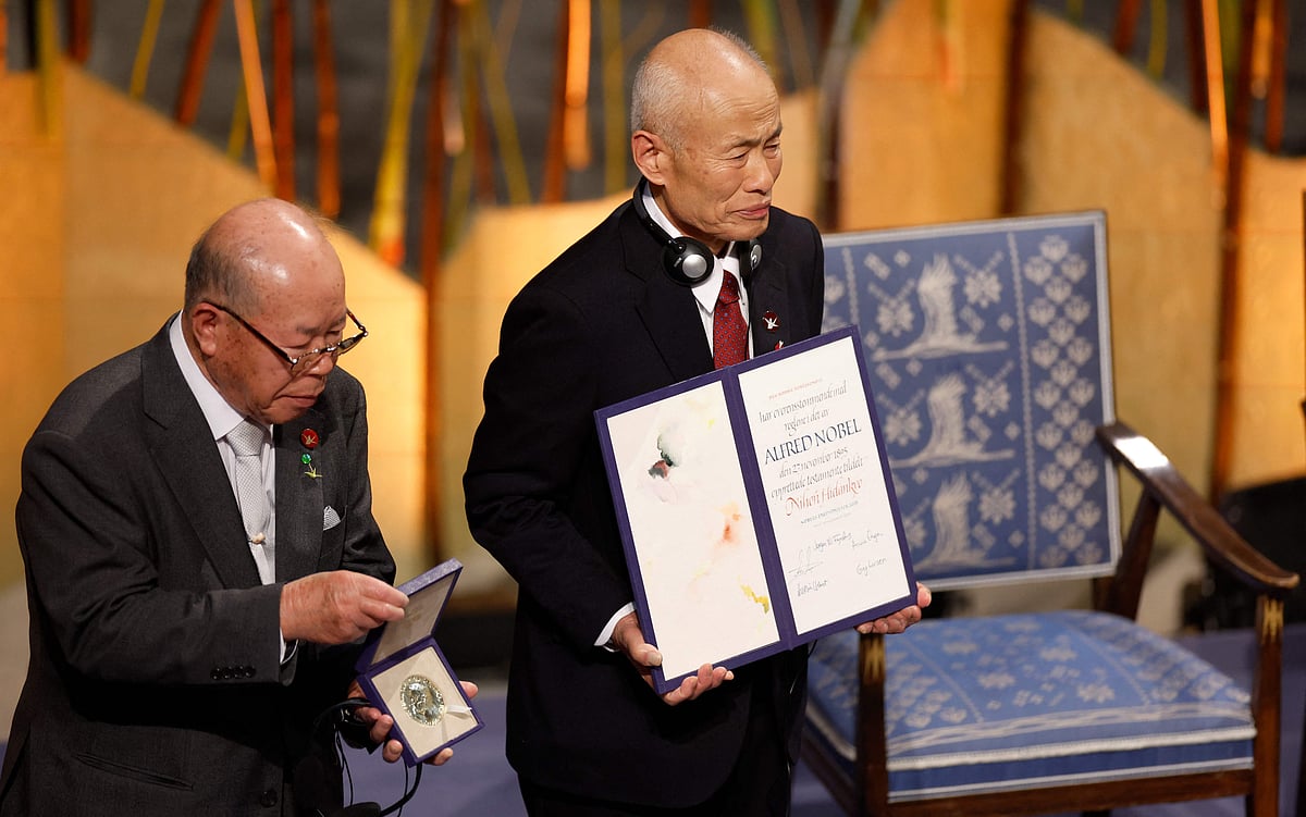 শান্তিতে নোবেল পুরস্কার বিজয়ী নিহন হিদানকিওর পক্ষে পদক ও সনদ গ্রহণ করেন শিগেমিৎসু তানাকা (বাঁয়ে) ও তোশিইয়ুকি মিমাকি। অসলো, নরওয়ে, ১০ ডিসেম্বর