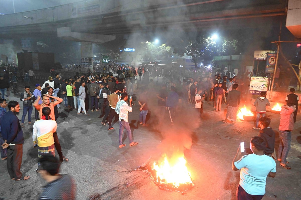 বাংলাদেশ ট্রাক ও কাভার্ড ভ্যান ড্রাইভার্স ইউনিয়নের সভাপতি তালুকদার মো. মনির হোসেনকে গ্রেপ্তারের প্রতিবাদে আজ মঙ্গলবার সন্ধ্যায় রাজধানীর তেজগাঁও সাতরাস্তা মোড় অবরোধ করেন পরিবহনশ্রমিকেরা