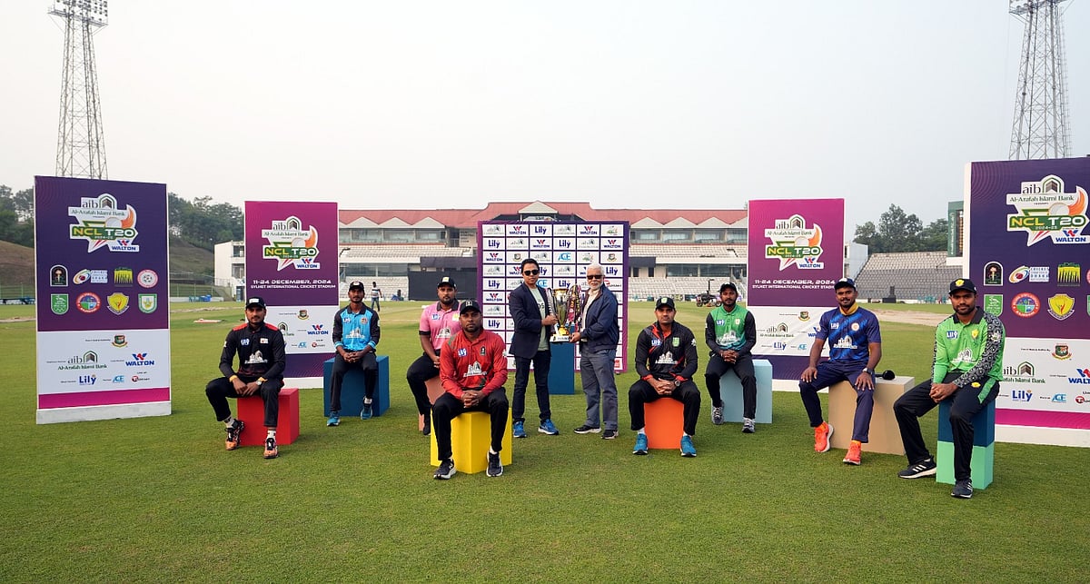 সিলেট আন্তর্জাতিক স্টেডিয়ামে জাতীয় ক্রিকেট লিগ (এনসিএল) টি–টোয়েন্টির ক্যাপ্টেনস মিটে এভাবেই ক্যামেরাবন্দী হলেন অধিনায়কেরা। পৃষ্ঠপোষকদের পক্ষ থেকেও প্রতিনিধিরা ছিলেন