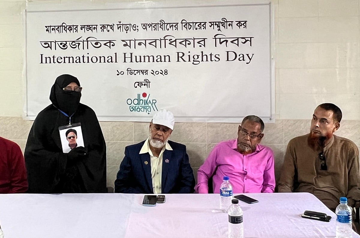 ক্যাপশন: মতবিনিময় সভায় বক্তব্য দিচ্ছেন ১০ বছর ধরে নিখোঁজ যুবদল নেতা মাহবুবুর রহমানের মা রওশন আরা। আজ মঙ্গলবার দুপুরে ফেনী প্রেসক্লাবে