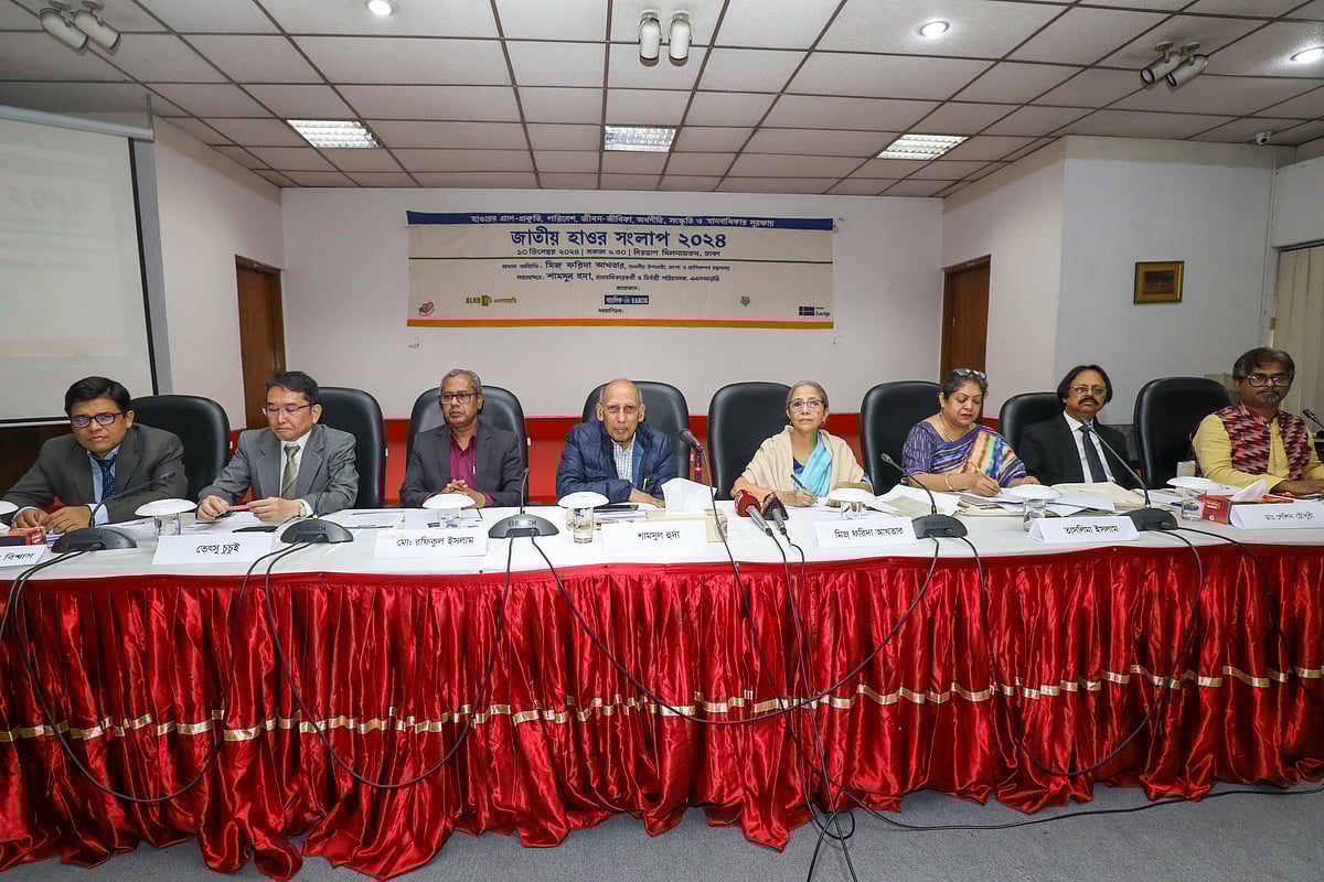 এএলআরডি, বেলা ও বারসিক আয়োজিত জাতীয় হাওর সংলাপে অতিথিরা। আজ সকালে রাজধানীর সিরডাপ মিলনায়তনে