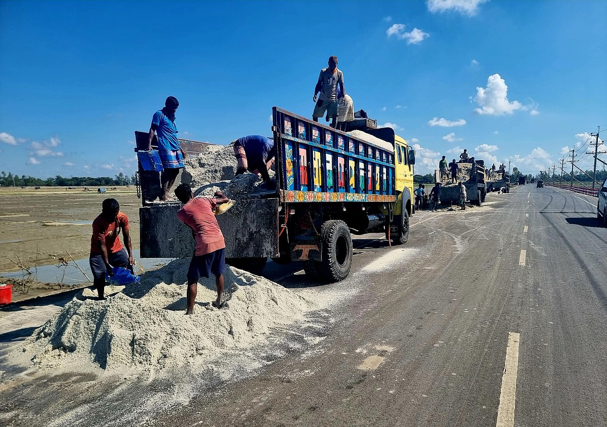 সড়কে গাড়িতে বোঝাই হচ্ছে লবণ। তাতে লবণ পানি পড়ে সড়কের দুই পাশের অংশ ভেঙে যাচ্ছে। ২৭ নভেম্বর বিকালে পেকুয়ার মগনামা সড়কে