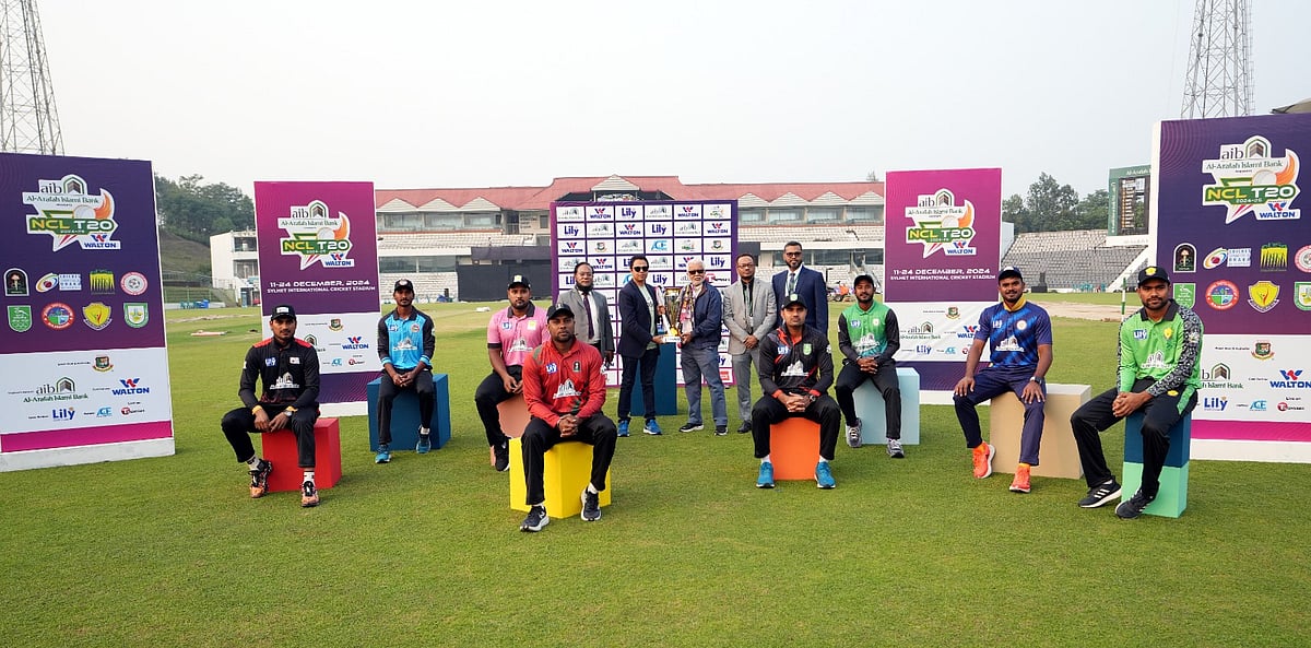 এনসিএল টি২০ টুর্নামেন্টের ট্রফি হাতে পৃষ্ঠপোষক প্রতিষ্ঠানের কর্মকর্তারা। তাঁদের দুই পাশে ৮ দলের অধিনায়ক
