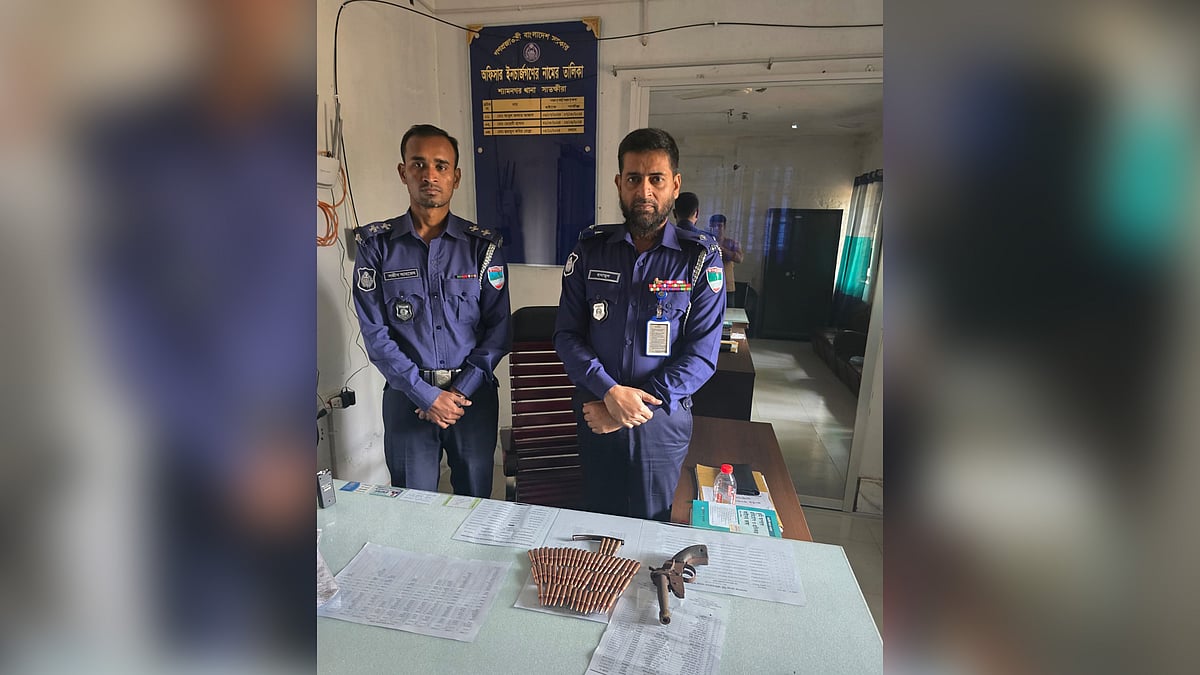 সাতক্ষীরার শ্যামনগর থানা থেকে লুট হওয়া ৬০টি গুলি ও শুটারগান উদ্ধার। আজ বুধবার বিকেলে