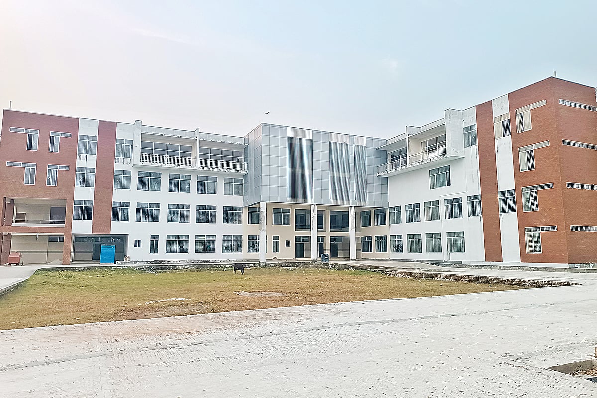 বরিশাল শহরের আমানতগঞ্জ এলাকায় বিশেষায়িত শিশু হাসপাতাল। গতকাল তোলা ছবি