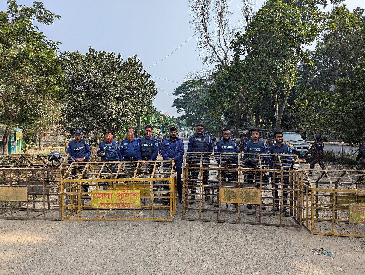 ব্রাহ্মণবাড়িয়ার আখাউড়া স্থলবন্দরে নিরাপত্তা ব্যবস্থা জোরদারে পর্যাপ্ত সংখ্যক বিজিবি ও পুলিশ মোতায়েন করা হয়েছে। আজ দুপুর একটার দিকে স্থলবন্দরের পাশের সড়কে