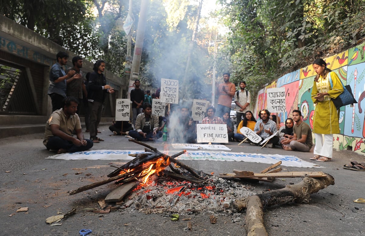 মূল ক্যাম্পাসে ফেরা ও বৈষম্য দূর করার দাবিতে সড়কে আগুন জ্বালিয়ে অবরোধ করেন চট্টগ্রাম বিশ্ববিদ্যালয়ের চারুকলা ইনস্টিটিউটের শিক্ষার্থীরা। আজ বেলা সাড়ে ৩টায় ইনস্টিটিউটের সামনে বাদশা মিয়া সড়কে