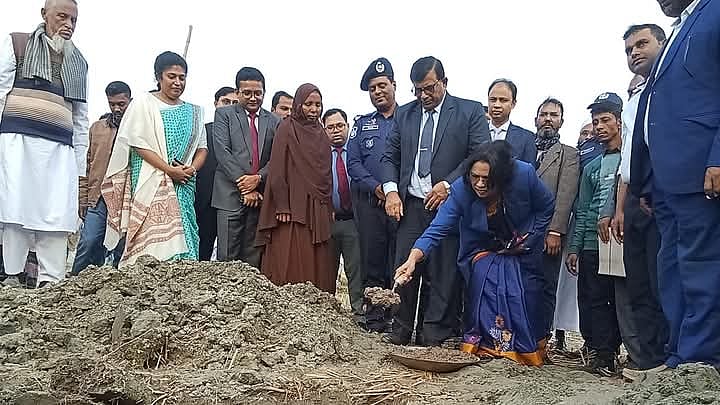 ঘর নির্মাণকাজের ভিত্তিপ্রস্তর স্থাপন করেন ময়মনসিংহ বিভাগীয় কমিশনার ও জেলা প্রশাসকসহ অন্যরা। আজ বুধবার বিকেলে বারহাট্টায়