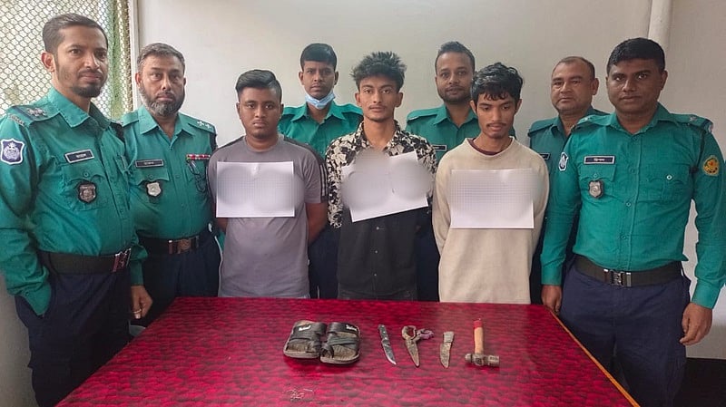 রাজধানীর কামরাঙ্গীরচরে ফেব্রিকস ব্যবসায়ী মো. নূর আলম হত্যাকাণ্ডে গ্রেপ্তার তিনজন। ছবিতে মাঝে ব্যবসায়ীর কর্মচারী মিরাজ মিয়া এবং তাঁর ডানে রিফাত ও বাঁয়ে শিপন