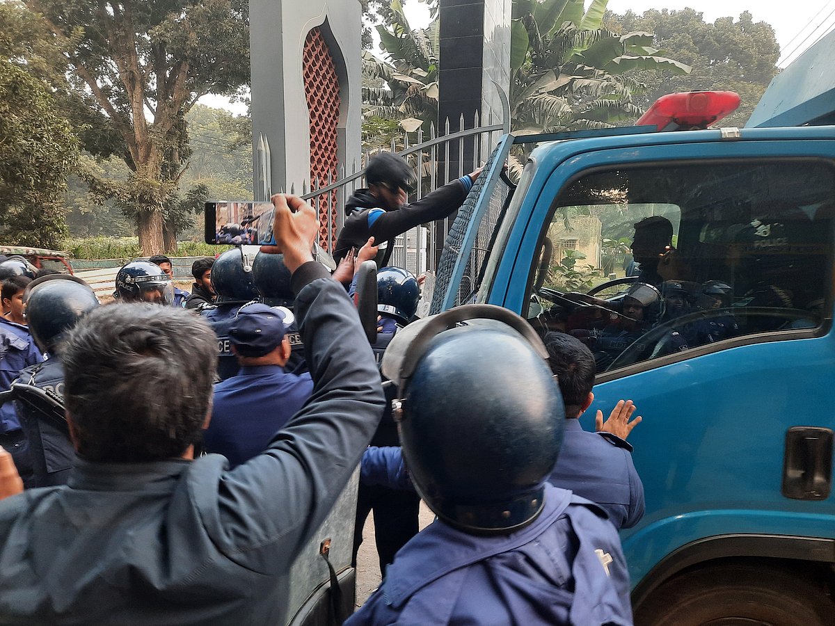 সাবেক মন্ত্রী আব্দুর রাজ্জাককে বহনকারী প্রিজন ভ্যান ঘিরে বৈষম্যবিরোধী ছাত্র আন্দোলনের নেতা–কর্মীদের বিক্ষোভ। বুধবার বিকেলে টাঙ্গাইল আদালত প্রাঙ্গণে