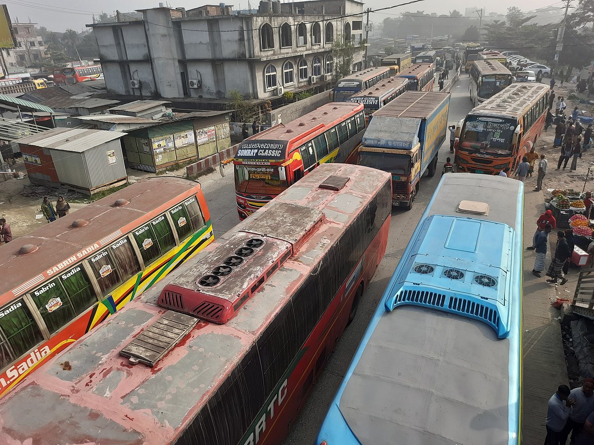 যানজট শুরু হয় ভোরে। সকাল ১০টার দিকেও যানজট ছিল। আজ বুধবার সকালে ঢাকা-চট্টগ্রাম মহাসড়কের দাউদকান্দি উপজেলার স্বল্পপেন্নাই এলাকায়