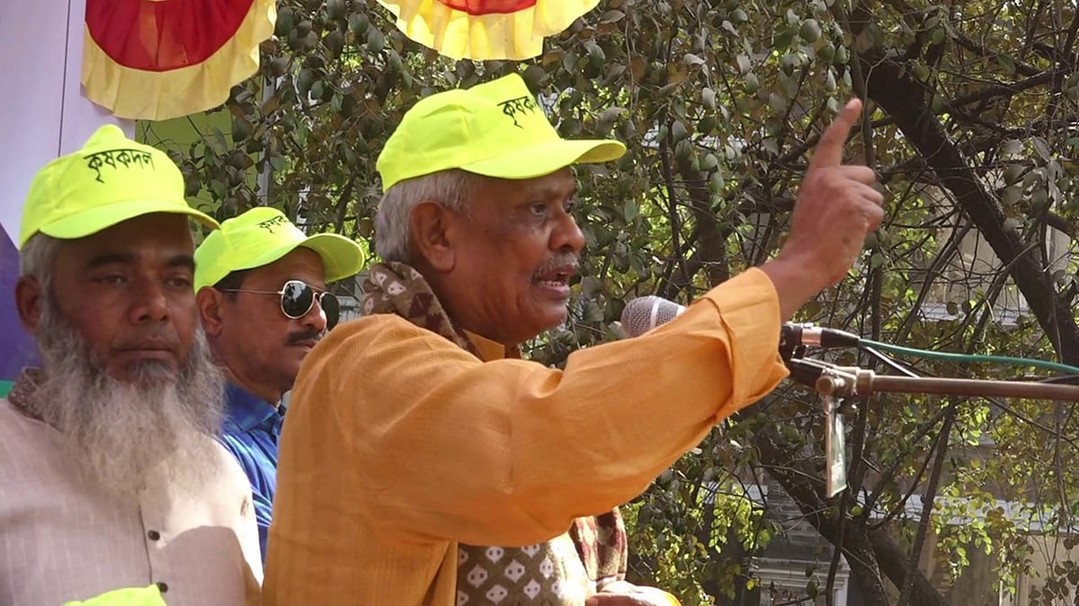 সমাবেশে বক্তব্য দিচ্ছেন বিএনপির ভাইস চেয়ারম্যান মো. শাহজাহান। আজ বুধবার দুপুরে নোয়াখালীর কেন্দ্রীয় শহীদ মিনার প্রাঙ্গণে