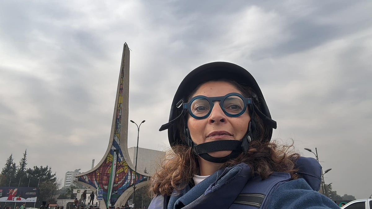 বিবিসির সাংবাদিক লিনা সিনজাব।
সিরিয়ার এই নারী সাংবাদিক প্রেসিডেন্ট বাশার আল-আসাদের পতনের পর নিজ দেশে ফেরেন