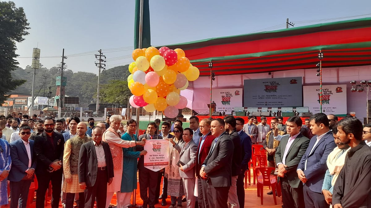 :চট্টগ্রামে বেলুন উড়িয়ে বিজয় মেলার উদ্বোধন করেন বিভাগীয় কমিশনার মো. জিয়াউদ্দীন। আজ সকালে নগরের কাজির দেউড়ি এলাকায় বিজয় মেলা প্রাঙ্গণে