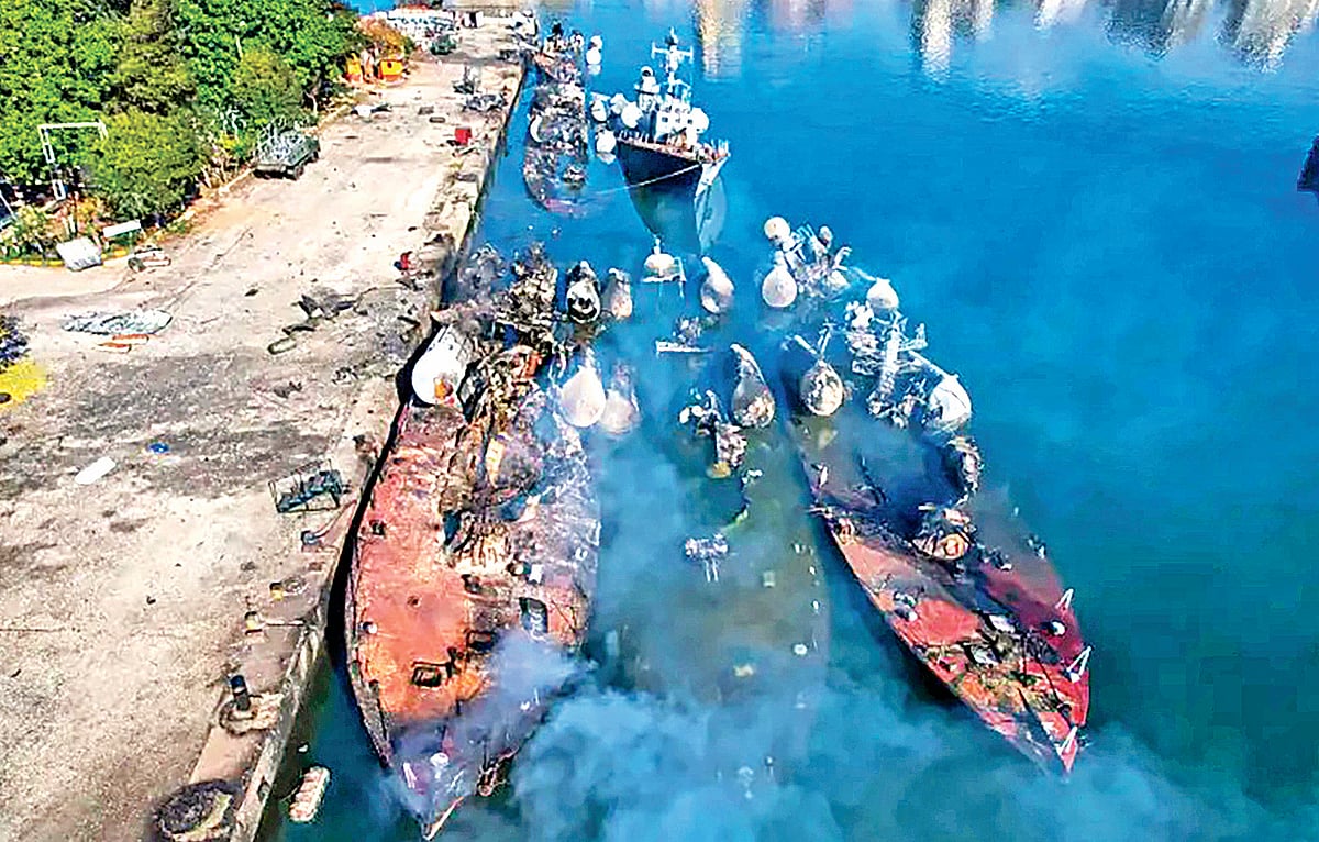 ইসরায়েলের বিমান হামলায় ডুবে গেছে বন্দরে নোঙর করে রাখা সিরিয়ার অন্তত ১৫টি যুদ্ধজাহাজ। গত মঙ্গলবার দেশটির বন্দরনগরী লাতাকিয়ায়