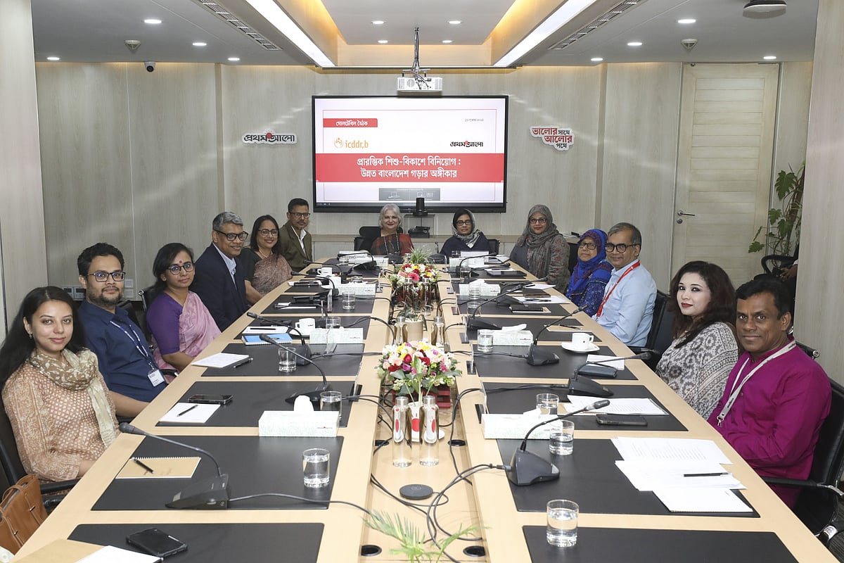 ‘প্রারম্ভিক শিশু-বিকাশে বিনিয়োগ: উন্নত বাংলাদেশ গড়ার অঙ্গীকার’ শীর্ষক গোলটেবিল বৈঠকে অংশগ্রহণকারীরা। ১৭ নভেম্বর ২০২৪ ঢাকার প্রথম আলো কার্যালয়ে