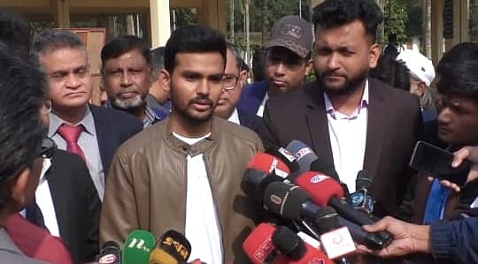 কুমিল্লার কোটবাড়ীর বাংলাদেশ পল্লী উন্নয়ন একাডেমিতে (বার্ড) আয়োজিত এক কর্মশালার সমাপনী অনুষ্ঠানে এসে সাংবাদিকদের সঙ্গে কথা বলেন আসিফ মাহমুদ সজীব ভূঁইয়া। বুধবার দুপুরে