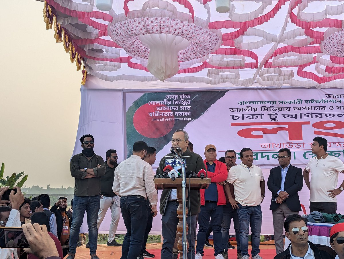 ব্রাহ্মণবাড়িয়ার আখাউড়া স্থলবন্দরের মাঠে আগরতলা অভিমুখী লংমার্চে বক্তব্য দেন যুবদলের সভাপতি আবদুল মোনায়েম মুন্না। বুধবার বিকেলে