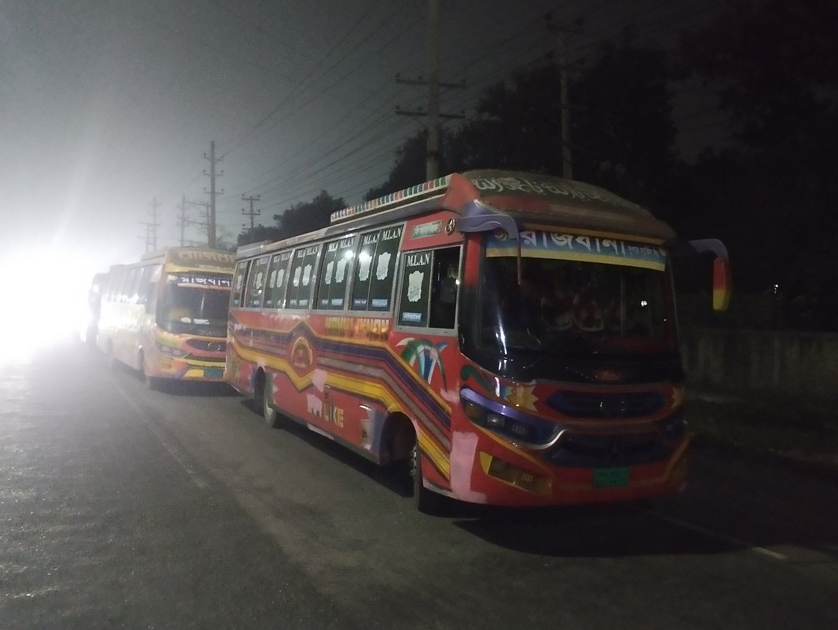 রাজধানী পরিবহনের ৩০টি বাস আটক করে সারিবদ্ধ করে রেখেছেন জাহাঙ্গীরনগর বিশ্ববিদ্যালয়ের একদল শিক্ষার্থী। বুধবার রাত সোয়া সাতটার দিকে