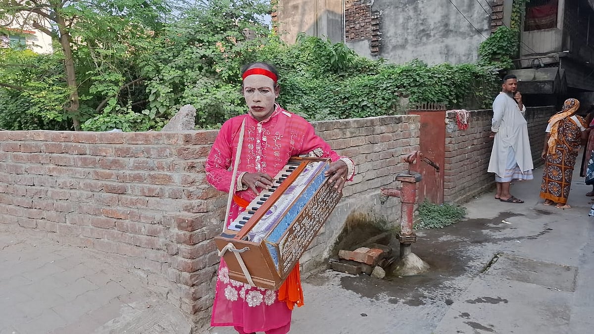 বাবুল হোসেন পথে পথে গান গেয়ে সংসার চালান