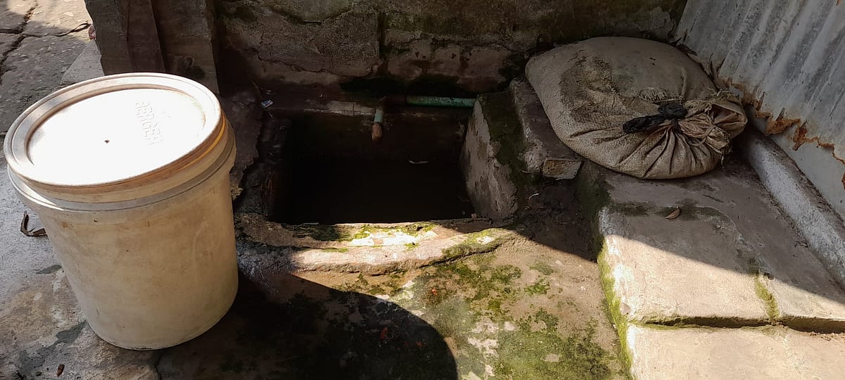 পৌরসভা লাইনে পানি না আসায় লাইন খুলে ফেলেছেন গ্রাহক। গতকাল চৌমুহনী পৌরসভার মধ্যম করিমপুর এলাকার একটি বাড়িতে