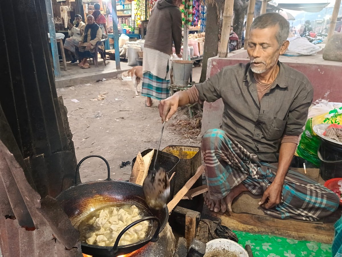 ময়মনসিংহের ঈশ্বরগঞ্জ উপজেলার হারুয়া বাজারে এক টাকায় শিঙাড়া বিক্রি করেন প্রদীপ মোদক