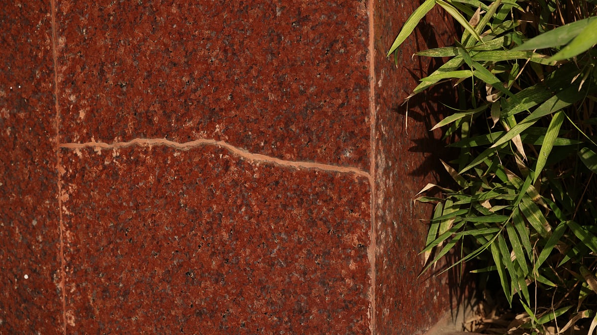 টাইলস ভেঙে গেলে অনেক সময় একই রকম টাইলস পেতে সমস্যা হয়