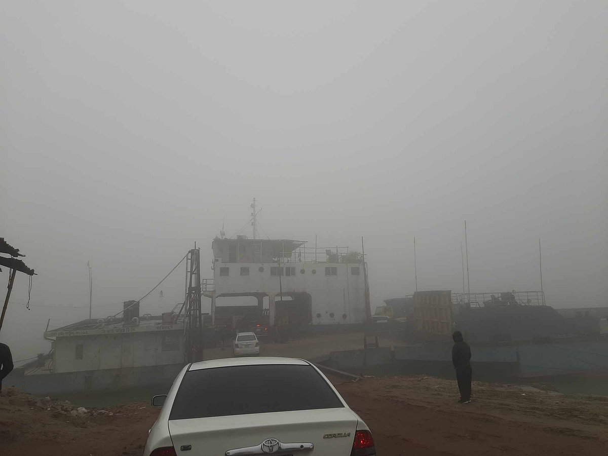 আজ বৃহস্পতিবার সকালে দৌলতদিয়া ফেরিঘাট এলাকায় ঘন কুয়াশা দেখা গেছে। কুয়াশায় সামান্য দূরত্বেও কিছু দেখা যাচ্ছিল না